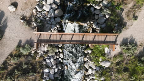 Draufsicht-Auf-Eine-Kleine-Brücke-über-Den-Fließenden-Fluss-Im-Bell-Canyon-Trail,-Sandy-Utah,-USA