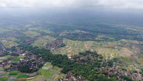Pequeños-Pueblos-Y-Campos-De-Arroz-En-Indonesia,-Vista-De-Drones-A-Gran-Altitud