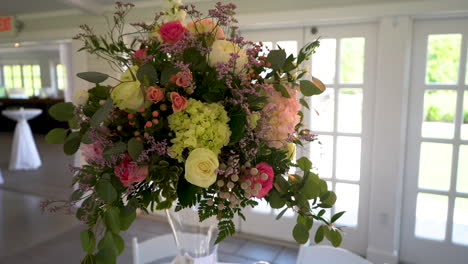 Blumen-An-Einem-Hochzeitstisch-Stockvideomaterial