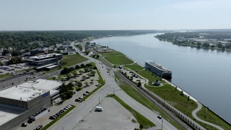 Kreuzfahrtschiff-Legte-Am-Mississippi-River-In-Davenport,-Iowa-An,-Mit-Drohnenvideo-Beim-Einzug