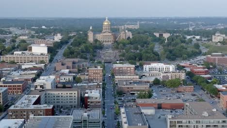 Iowa-state-capitol-building-in-Des-Moines,-Iowa-with-parallax-drone-video-moving-in
