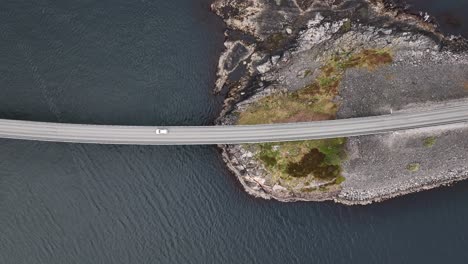 Auto-Fährt-über-Brücke,-Berühmte-Atlantikstraße,-Norwegen