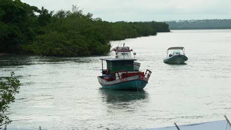 Zeitlupenaufnahme-Kleiner-Fischerboote,-Die-An-Einem-Bewölkten-Tag-Im-Hafen-Von-Tibau-Do-Sul-An-Der-Großen-Guaraíras-Lagune-In-Rio-Grande-Do-Norte,-Brasilien,-Angedockt-Sind
