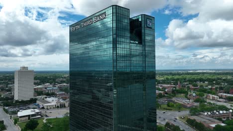 Fifth-Third-Bank-skyscraper-in-Toledo,-Ohio