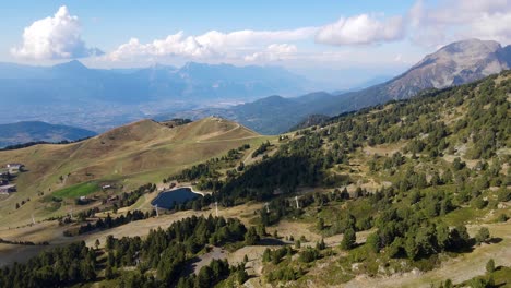 Mit-Einer-Drohne-über-Die-Berge-Der-Ardèche-Fliegen