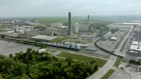 ADM-corn-processing-plant-in-Cedar-Rapids,-Iowa-with-drone-video-moving-pulling-back