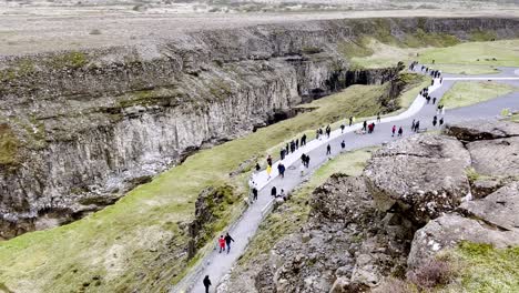 Island-–-Erleben-Sie-Die-Naturwunder-Islands-Im-Thingvellir-Nationalpark,-Wo-Atemberaubende-Ausblicke-Und-Geologische-Wunder-Auf-Sie-Warten