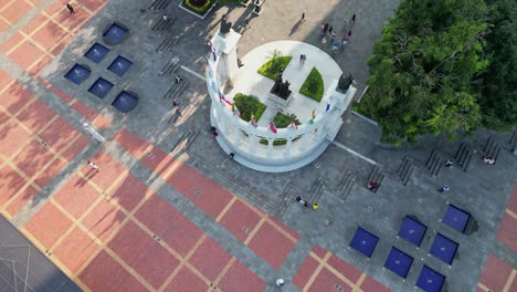 Vista-Aérea-Superior-Del-Monumento-A-La-Rotonda-En-El-Malecón-Simón-Bolívar-De-Guayaquil,-Un-Lugar-De-Atracción-Turística-Y-Recreativa-Con-Puntos-De-Referencia-Y-Espacio-Para-Caminar-Para-La-Gente-Local-Y-Los-Turistas