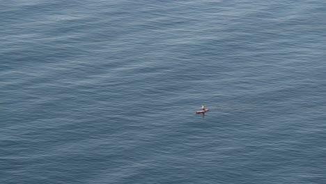 Kayak-Solitario-En-El-Tranquilo-Mar-Mediterráneo-4k