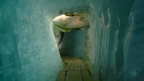 Explorando-Dentro-De-Una-Gruta-De-Hielo-Con-Hielo-Glacial-Azul-En-Suiza