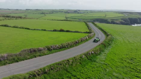 Oldtimer-Rallye-Auto-Fährt-Früh-An-Einem-Sommermorgen-Auf-Dem-Atemberaubenden-Copper-Coast-Drive-Waterford,-Irland