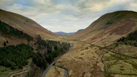 Bewundern-Sie-Die-Atemberaubende-Landschaft-Von-Cumbria-In-Einem-Faszinierenden-Video,-Das-Den-Von-Majestätischen-Bergen-Umgebenen-Thirlmere-See-Zeigt