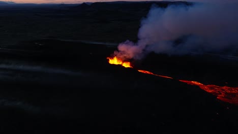 Erupción-Volcánica-De-Lava-Caliente-En-La-Península-De-Reykjanes-Por-La-Noche,-Islandia