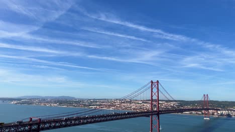 Ponte-25-De-April-In-Lissabon,-Portugal-In-Der-Nähe-Des-Flusses-Tejo