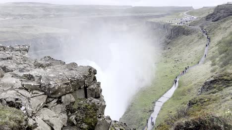 Island-–-Erleben-Sie-Den-Faszinierenden-Tanz-Von-Wasser-Und-Licht-Am-Isländischen-Gullfoss-Wasserfall