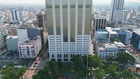 Luftaufnahme-Des-La-Previsora-Gebäudes-In-Malecon-Simon-Bolivar-Von-Guayaquil,-Eines-Der-Höchsten-Gebäude-In-Ecuador