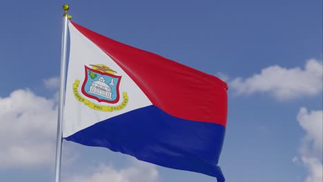 Flagge-Von-Sint-Maarten-Bewegt-Sich-Im-Wind-Mit-Einem-Klaren-Blauen-Himmel-Im-Hintergrund,-Wolken-Bewegen-Sich-Langsam,-Fahnenmast,-Zeitlupe