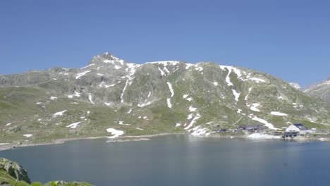 Lago-De-Montaña-En-Los-Alpes-Suizos,-En-Un-Día-Claro-Con-Cielo-Azul
