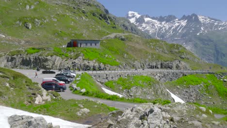 Bergstraße-Und-Parkplatz-Mit-Malerischer-Aussicht-Auf-Die-Schweizer-Alpen