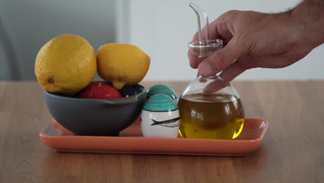 Genießen-Sie-Die-Aromen:-Zeitlupenaufnahme-Von-Olivenöl-Und-Zitrusfrüchten