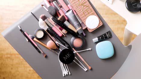Make-up-Essentials-Für-Damen,-Bleistifte-Und-Details-Auf-Einem-Stilvollen-Stuhl