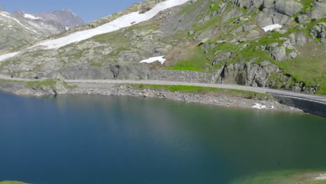 Lago-Azul-Profundo-En-Los-Alpes-Suizos,-En-Un-Día-Claro-Y-Brillante