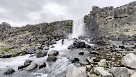 Island-–-Entdecken-Sie-Den-Bezaubernden-Öxarárfoss-Wasserfall-Im-Thingvellir-Nationalpark