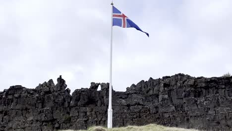 Islandia---Bandera---Explore-Los-Tesoros-Culturales-Y-Naturales-Del-Parque-Nacional-De-Thingvellir,-Un-Lugar-Donde-Convergen-El-Pasado-Y-El-Presente-De-Islandia