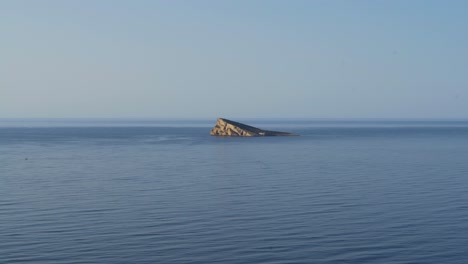 Solitaria-Isla-Mediterránea-Desierta-Frente-A-Benidorm-Vista-Desde-Arriba-4k