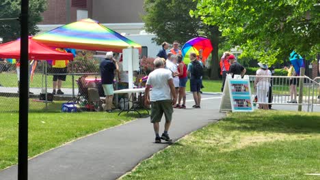 Zeitlupenaufnahme-Vieler-Menschen-Mit-Regenbogenfarben-Beim-Pride-Festival-An-Einem-Sommertag-In-Amerika