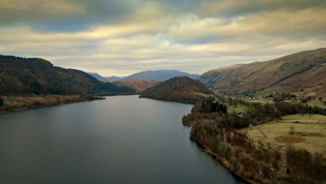 Discover-the-picturesque-Cumbrian-countryside-in-a-breathtaking-video,-capturing-Thirlmere-Lake-and-the-majestic-mountains-that-encompass-it