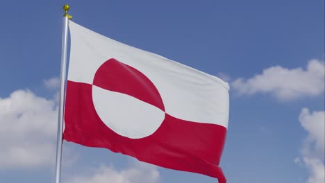 Bandera-De-Groenlandia-Moviéndose-En-El-Viento-Con-Un-Cielo-Azul-Claro-En-El-Fondo,-Nubes-Moviéndose-Lentamente,-Asta-De-Bandera,-Cámara-Lenta