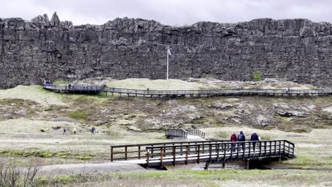 Island-–-Erkunden-Sie-Die-Dramatischen-Landschaften-Des-Thingvellir-Nationalparks,-Wo-Felsige-Klippen-Und-Weitläufige-Täler-Eine-Beeindruckende-Szenerie-Schaffen
