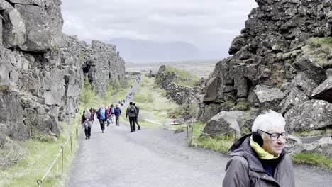 Island-–-Erleben-Sie-Die-Uralte-Kraft-Der-Natur-Im-Thingvellir-Nationalpark,-Wo-Die-Mächtigen-Kräfte,-Die-Island-Geformt-Haben,-Noch-Immer-Am-Werk-Sind