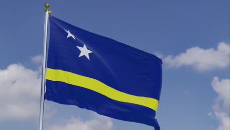Flagge-Von-Curaçao-Bewegt-Sich-Im-Wind-Mit-Einem-Klaren-Blauen-Himmel-Im-Hintergrund,-Wolken-Bewegen-Sich-Langsam,-Fahnenmast,-Zeitlupe