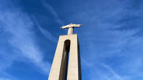 Heiligtum-Von-Christus,-Dem-König-Von-Portugal,-Gefilmt-Von-Unten-Mit-Blauem-Himmel