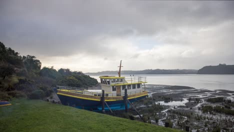 Timelapse-of-a-Lonely-boat-in-the-coast-of-Castro,-Chiloé-archipielago