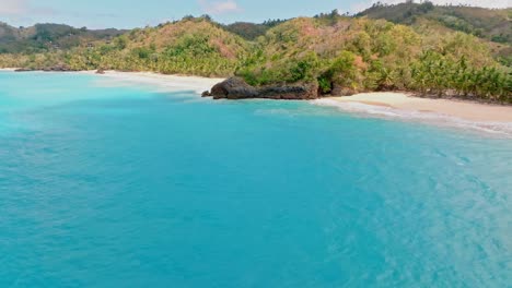 Drohnenflug-über-Das-Blaue-Karibische-Meer-Entlang-Des-Strandes-Von-Playa-Breman-Und-Der-Malerischen-Landschaft-Im-Hintergrund