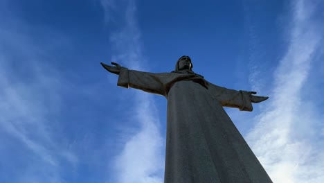 Cerca-Del-Santuario-De-Cristo-Rey-De-Portugal-Con-Cielo-Azul-4k