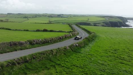 Glückliche-Fahrer-Auf-Einer-Rallye-In-Ihrem-Oldtimer-An-Der-Kupferküste-Fahren-An-Einem-Sommermorgen-Nach-Waterford,-Irland