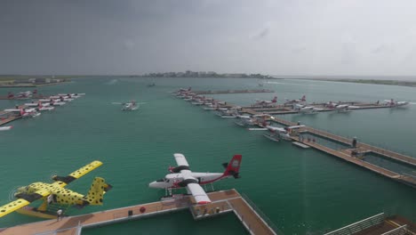 Gran-Aeropuerto-De-Hidroaviones-Con-Muelle-Flotante-En-La-Capital-Masculina,-Maldivas
