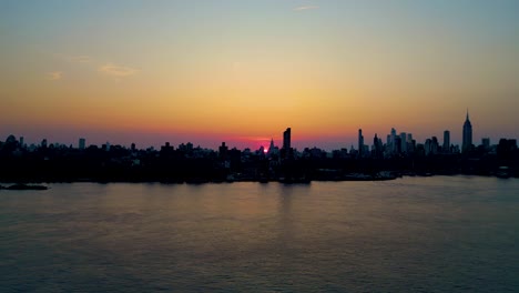 Manhattanhenge,-Einzigartige-East-River-Perspektive,-Gotham,-Panorama
