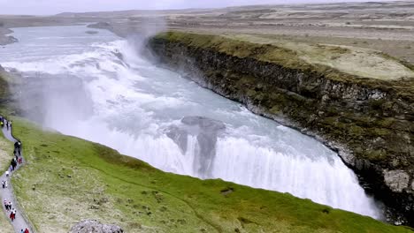 Island-–-Golden-Circle-–-Begeben-Sie-Sich-Auf-Eine-Visuelle-Reise-Durch-Den-Beeindruckenden-Gullfoss-Wasserfall-In-Island