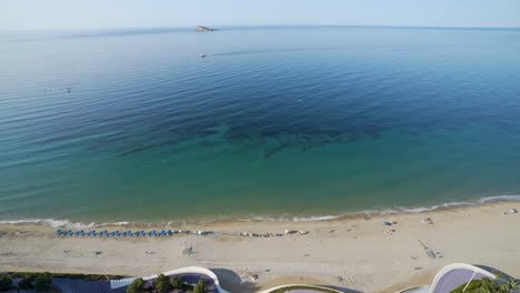 Playa-Mediterránea-De-Gran-Angular,-Resorts-E-Isla-Desde-Arriba,-Benidorm-4k