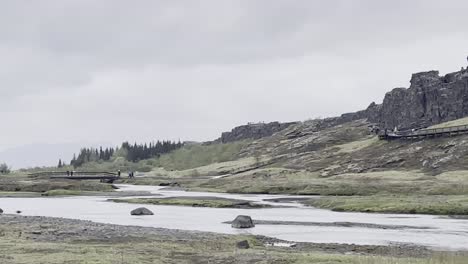 Islandia:-Piérdete-En-La-Serenidad-Del-Parque-Nacional-De-Thingvellir,-Un-Lugar-Donde-El-Tiempo-Se-Detiene-En-Medio-De-Una-Impresionante-Belleza-Natural