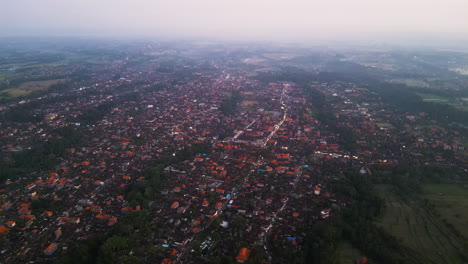 Aire-Contaminado-Sobrevolando-El-Pueblo-De-Ubud-En-La-Isla-Turística-De-Bali-Al-Atardecer---Superpoblación-Y-Daños-Climáticos-En-Indonesia