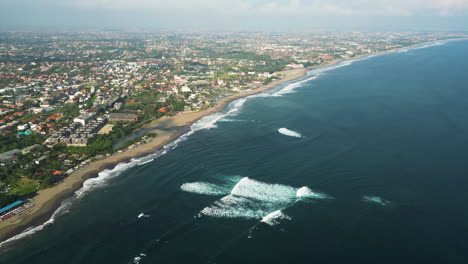 Canggu-Beach-Village-Auf-Der-Insel-Bali-In-Indonesien.-Luftaufnahme,-Die-Die-Schnelle-Entwicklung-Der-Stadt-Für-Die-Tourismusinfrastruktur-Zeigt