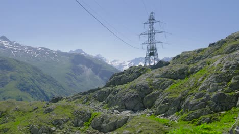 Pylon-Auf-Felsigem-Gelände-In-Den-Schweizer-Alpen