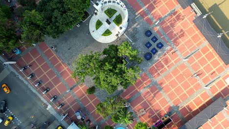 Luftaufnahme-Von-Oben-Auf-Das-La-Rotonda-Denkmal-In-Malecon-Simon-Bolivar-In-Guayaquil,-Einem-Erholungs--Und-Touristenattraktionsort-Mit-Sehenswürdigkeiten-Und-Spazierwegen-Für-Einheimische-Und-Touristen