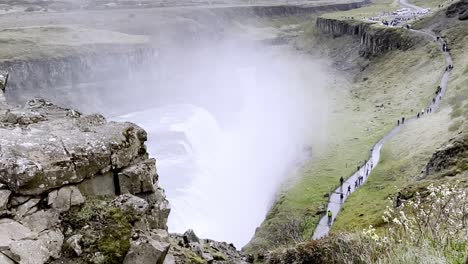 Island-–-Golden-Circle-–-Fangen-Sie-Den-Faszinierenden-Tanz-Von-Wasser-Und-Licht-Am-Isländischen-Gullfoss-Wasserfall-Ein